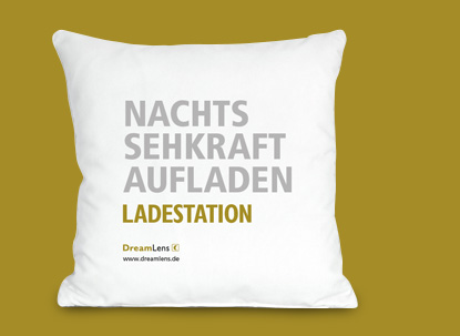 dreamLens kissen Ein Kissen mit der Aufschrift "Nachts sehkraft aufladen"